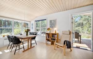 3 Bedroom Beautiful Home In Aakirkeby