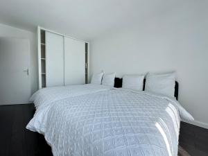Appartements Elegant 2 Bedroom Apartment with Free Parking Paris St-Denis by Immo Kit BNB : photos des chambres