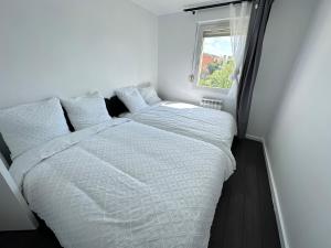 Appartements Elegant 2 Bedroom Apartment with Free Parking Paris St-Denis by Immo Kit BNB : photos des chambres