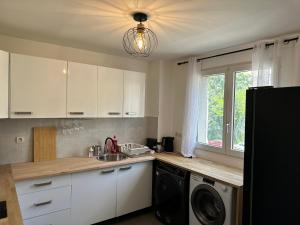 Appartements Elegant 2 Bedroom Apartment with Free Parking Paris St-Denis by Immo Kit BNB : photos des chambres