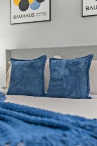 Modern 2BR Steps from New Yorks Iconic Broadway