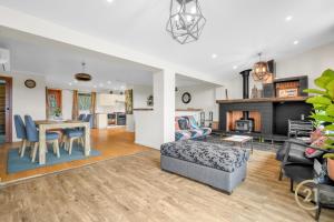 Whispering Wallaby Cottage - 33 Acre Property