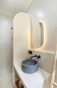 Cozy 1BR Retreat in Bali Elegant Wooden Interior