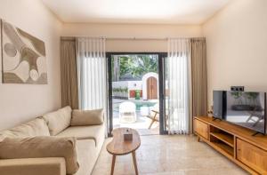 Cozy 1BR Retreat in Bali Elegant Wooden Interior