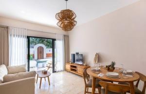 Cozy 1BR Retreat in Bali Elegant Wooden Interior