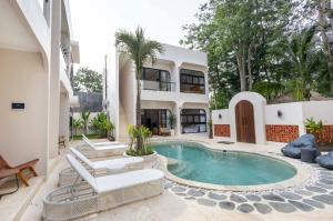 Cozy 1BR Retreat in Bali Elegant Wooden Interior