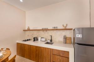 Cozy 1BR Retreat in Bali Elegant Wooden Interior