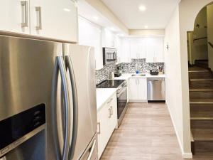 Cozy Brand-New Basement Suite NW