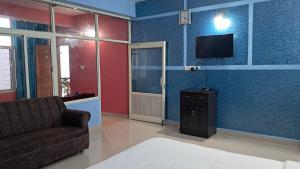 Khatis Home