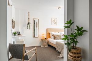 Cozy, Chic Room Near Beach & Cafés