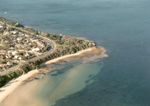 Beaumaris Lovely House - Bayside Holiday Rental - Entire 3 BR 1 Spa Bath 1 min to Golf Clubs