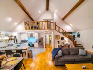 Paws & Peaks Lakeview Lodge Hot Tub Amazing View