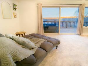 Paws & Peaks Lakeview Lodge Hot Tub Amazing View