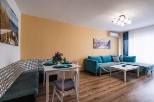 Luxury apartment with sea view,FREE parking!