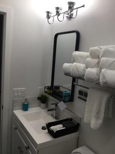 Almost Heaven - Cozy 2BDRM APT near Heritage Park,Spruce Meadows & Banff-SW Calgary