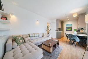 Modern and central 1BR Flat with Skyline View