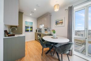 Modern and central 1BR Flat with Skyline View