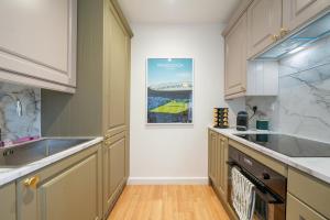 Modern and central 1BR Flat with Skyline View