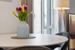 Modern and central 1BR Flat with Skyline View