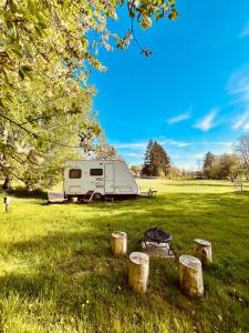 Karavan v březovém háječku