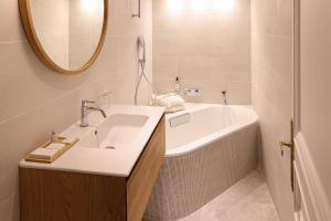 Hotels Domaine de la Tortiniere : Suite Château