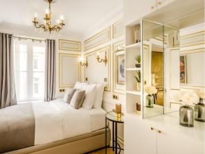 Merveil Signature Suite - Valois - Louvre view