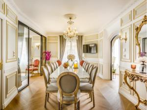 Merveil Signature Suite - Valois - Louvre view