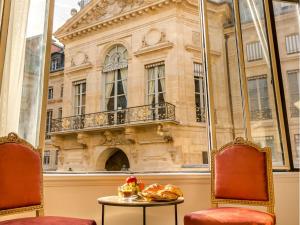 Merveil Signature Suite - Valois - Louvre view