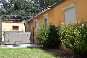 Grande Maison Familiale Super Calme - Piscine - Jacuzzi - Salle de Jeux - Idéalement Située - Gd Jardin Sans aucun vis à vis