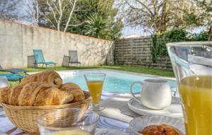 Maisons de vacances 3 Bedroom Gorgeous Home In Rochefort : photos des chambres