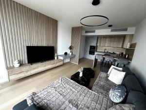 Stylish 17th-Floor View Apt