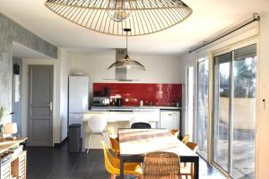 Maisons de vacances Grande Maison Familiale Premium Super Calme - Piscine - Jacuzzi - Salle de Jeux - Idealement Situee - Gd Jardin Sans aucun vis a vis : photos des chambres