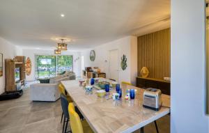 Maisons de vacances Gorgeous Home In Semussac With Wifi : photos des chambres