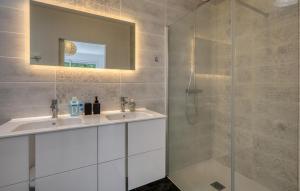 Maisons de vacances Gorgeous Home In Semussac With Wifi : photos des chambres