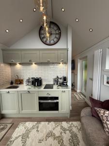 Tumpseys Hideaway with Hot Tub, Glencoe Ballachulish Highlands Near Fort William