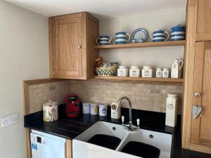 Character 3 Bed Cottage, Close to Waters edge, Parking