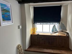 Character 3 Bed Cottage, Close to Waters edge, Parking