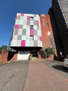 Trafford Stays - Work & Leisure