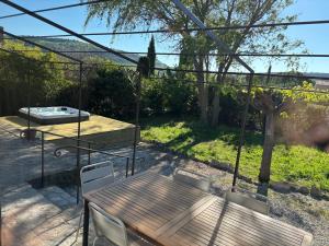 Maison de charme avec jacuzzi, vue sur Gordes à 5mn du centre du village