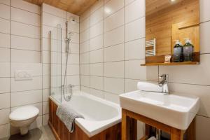 Stylish 3-Bed Apartment with Jacuzzi Central Mor