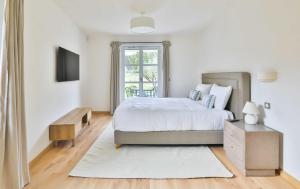 Sumptuous Villa facing the Bay of Canebiers