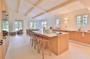 Sumptuous Villa facing the Bay of Canebiers