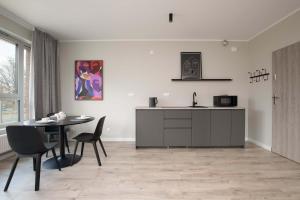 Elegancki Apartament Blisko Rzeki w Gdańsku z Parkingiem by Noclegi Renters