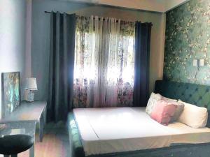 THE OASIS RESORT & VENUE CasaBien 4BR, 2TB, Pool,Wifi, Videoke, BBQ, Balcony, Guest , Near Naga City