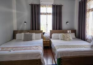 THE OASIS RESORT & VENUE CasaBien 4BR, 2TB, Pool,Wifi, Videoke, BBQ, Balcony, Guest , Near Naga City