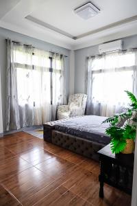 THE OASIS RESORT & VENUE CasaBien 4BR, 2TB, Pool,Wifi, Videoke, BBQ, Balcony, Guest , Near Naga City