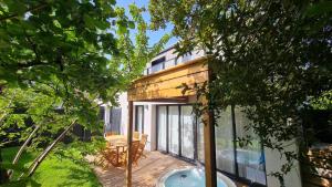 Villas Natural Design Lodge Villa Nomade groupe avec jacuzzi centre de Milly la Foret ! : photos des chambres
