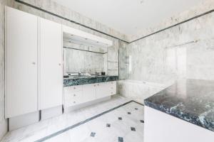 Exceptional apartment near the Eiffel Tower 3 BDR 5 P