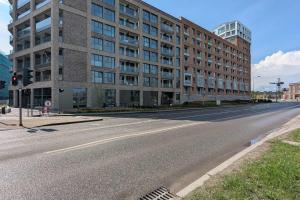 Eleganckie Studio Blisko Rzeki w Gdańsku z Balkonem by Noclegi Renters