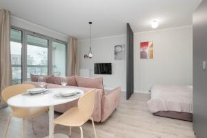 Eleganckie Studio Blisko Rzeki w Gdańsku z Balkonem by Noclegi Renters